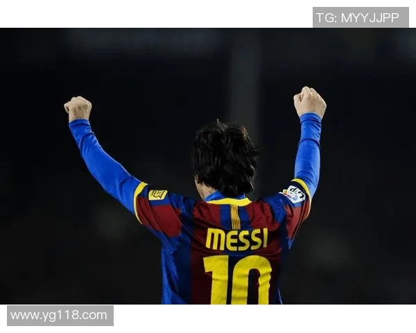 足球明星跃起瞬间的背影展现力量与激情的完美结合 足球明星跃起瞬间的背影展现力量与激情的完美结合