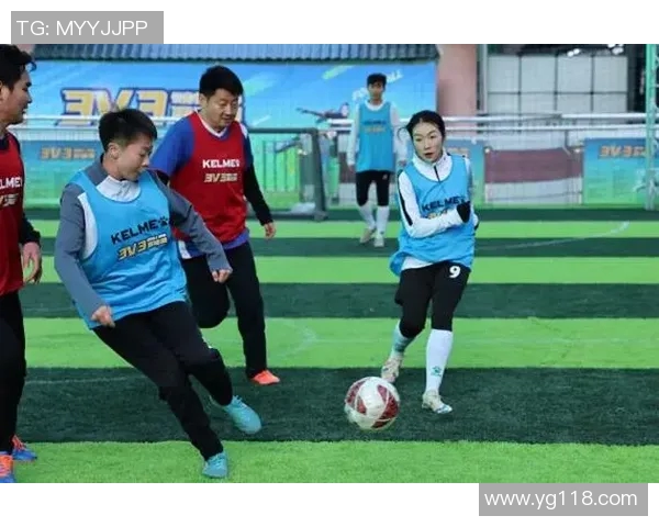 足球明星街头拍摄地摊视频展现真实生活与亲民魅力引发粉丝热议